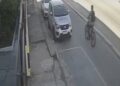 Ciclista é atingido por moto ao tentar atravessar via em São Pedro da Aldeia; VÍDEO
