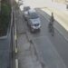 Ciclista é atingido por moto ao tentar atravessar via em São Pedro da Aldeia; VÍDEO