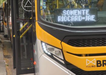Prefeito do Rio diz que ônibus passarão a aceitar PIX