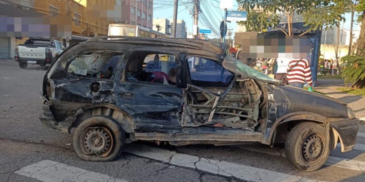 Acidente entre carro e ônibus deixa homem ferido em Volta Redonda